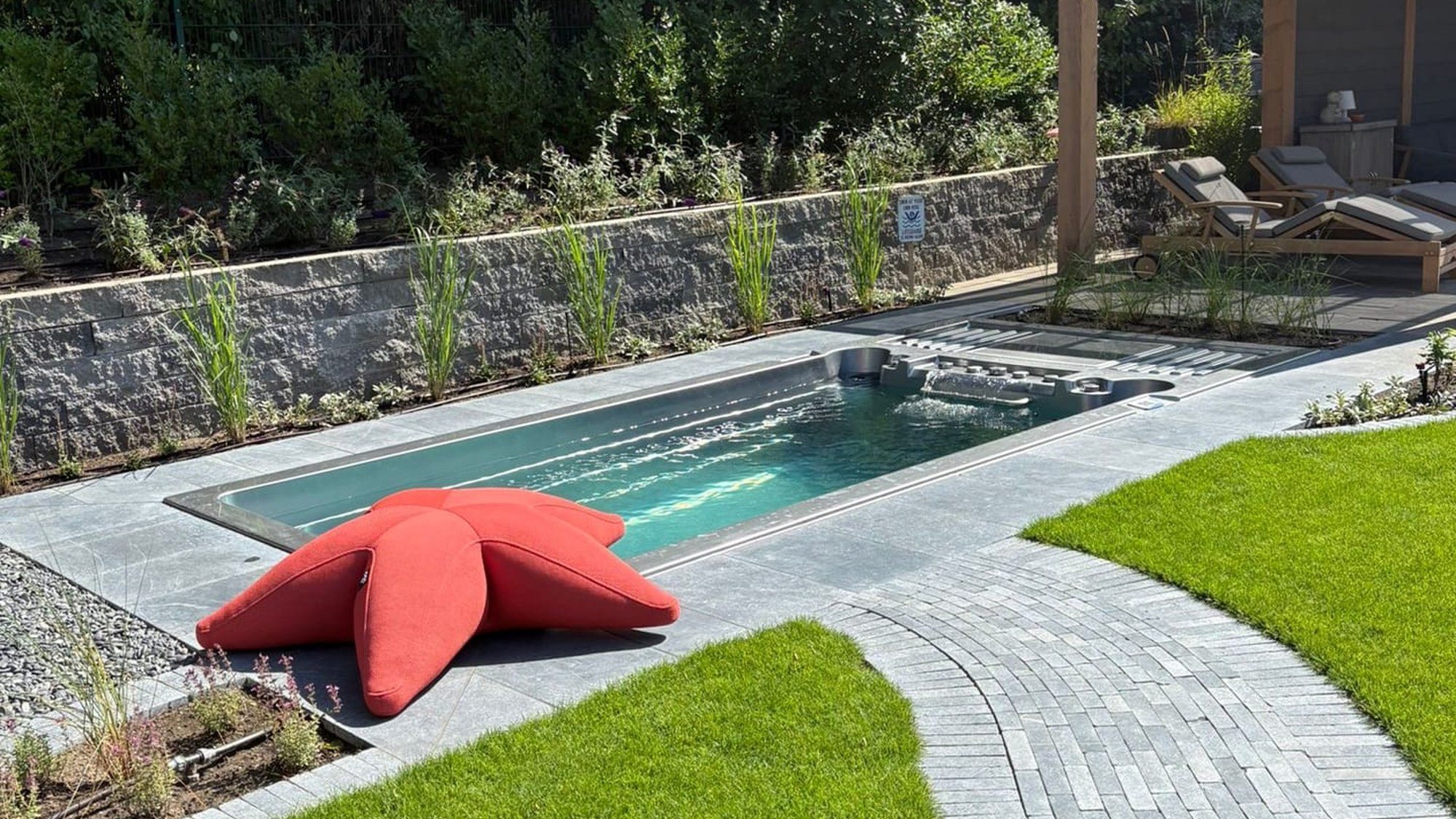 INFINITAS SP5000 Swim Spa im Außenbereich