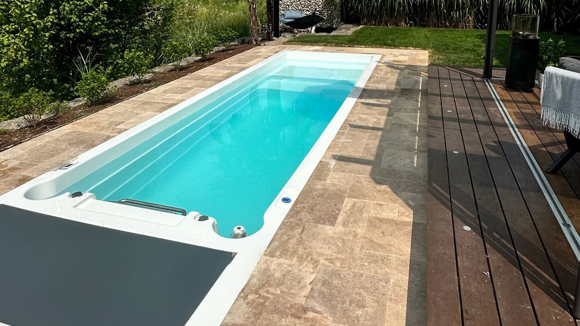 INFINITAS SP6000 Swim Spa im Außenbereich