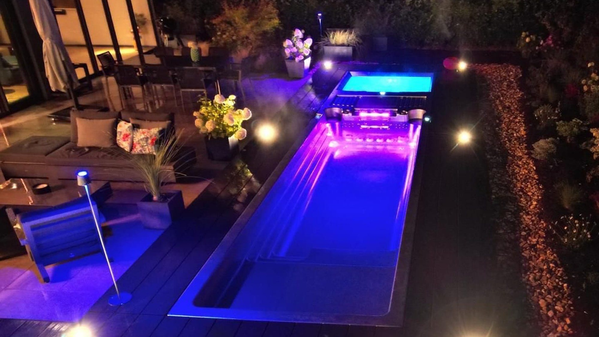 INFINITAS SP9200 Swim Spa im Außenbereich