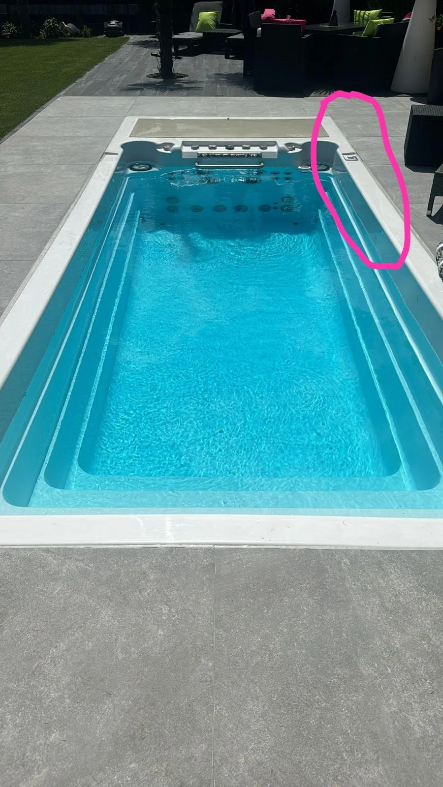 INFINITAS swim spa flush: the narrow edge is marked – no inspection shaft
