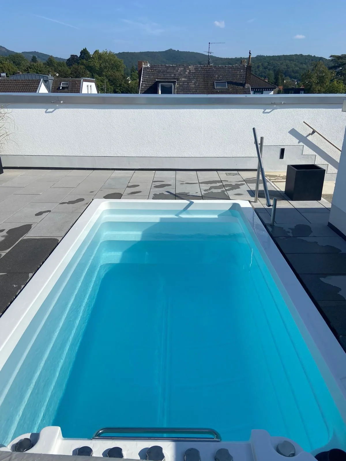 INFINITAS swim spa flush in the terrace – rim detail