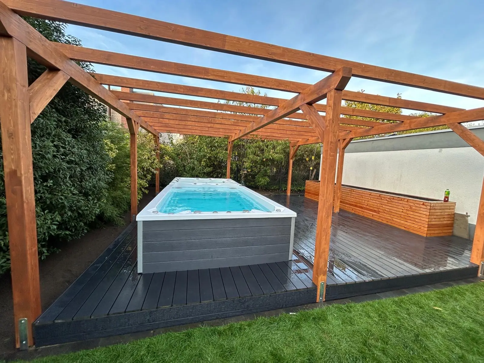 Swim spa INFINITAS seminterrata con pergola – vista laterale