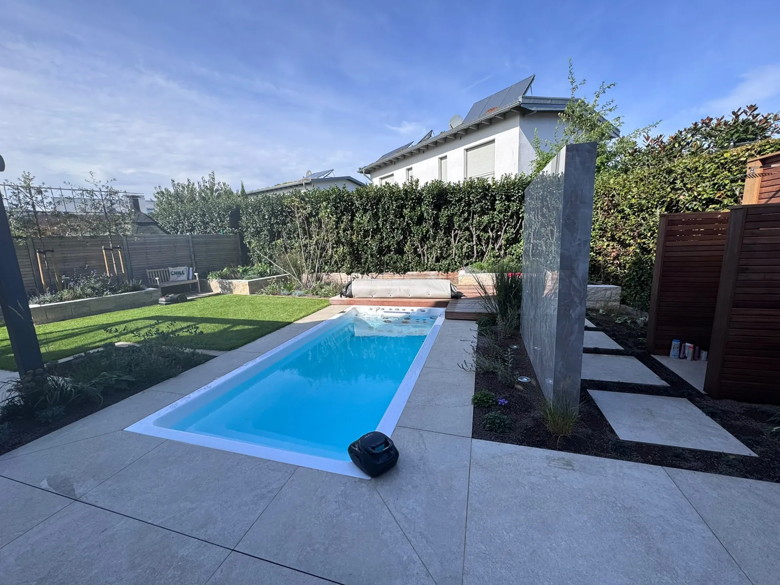 Swim spa INFINITAS installata a filo – vista sul giardino