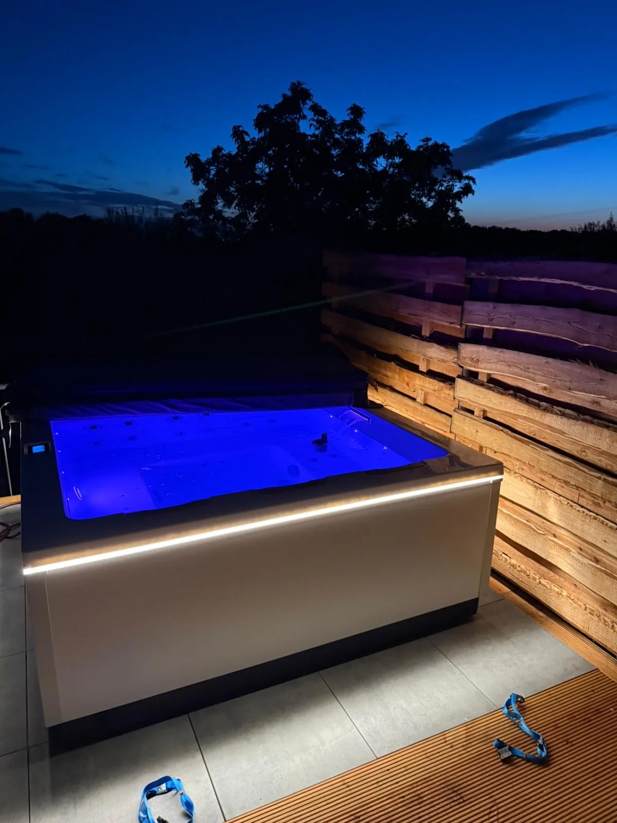 INFINITAS The Grand z obwodową listwą LED nocą