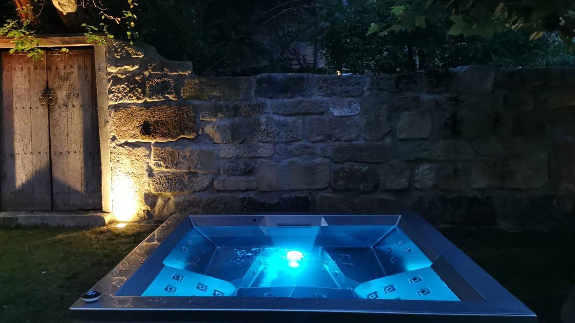 Spa INFINITAS The Stealth en extérieur