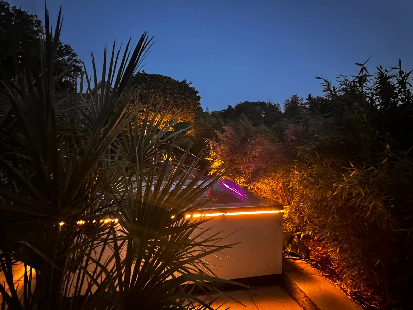 Minipiscina INFINITAS incassata a filo del terreno con luce LED calda di notte
