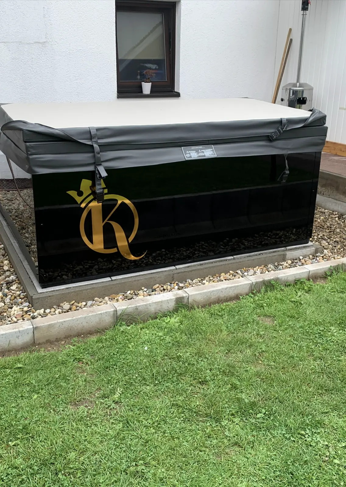 Minipiscina INFINITAS nera con logo Knossi dorato