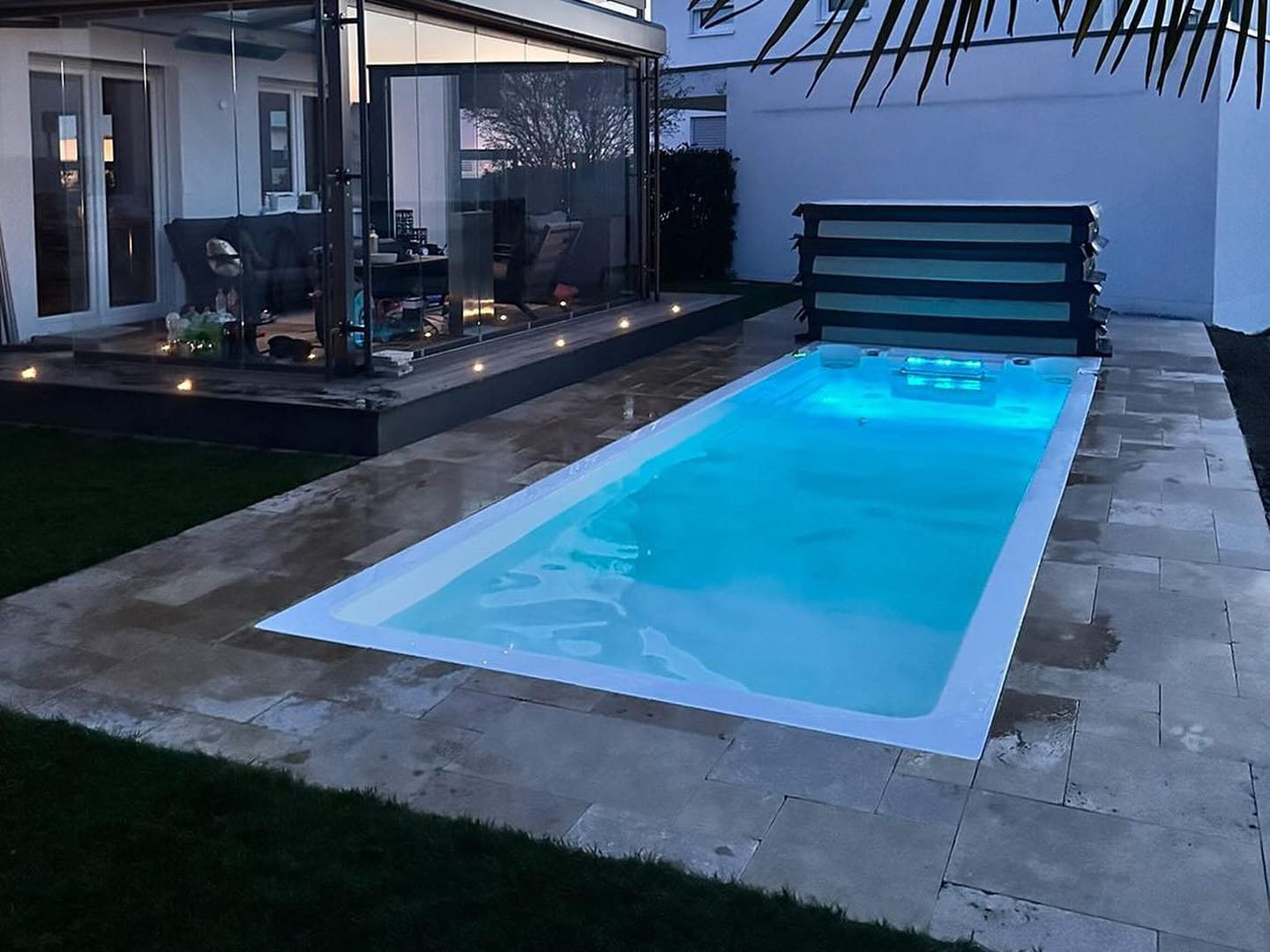 Referenz: INFINITAS Swim Spa SP6000 mit Umrandung